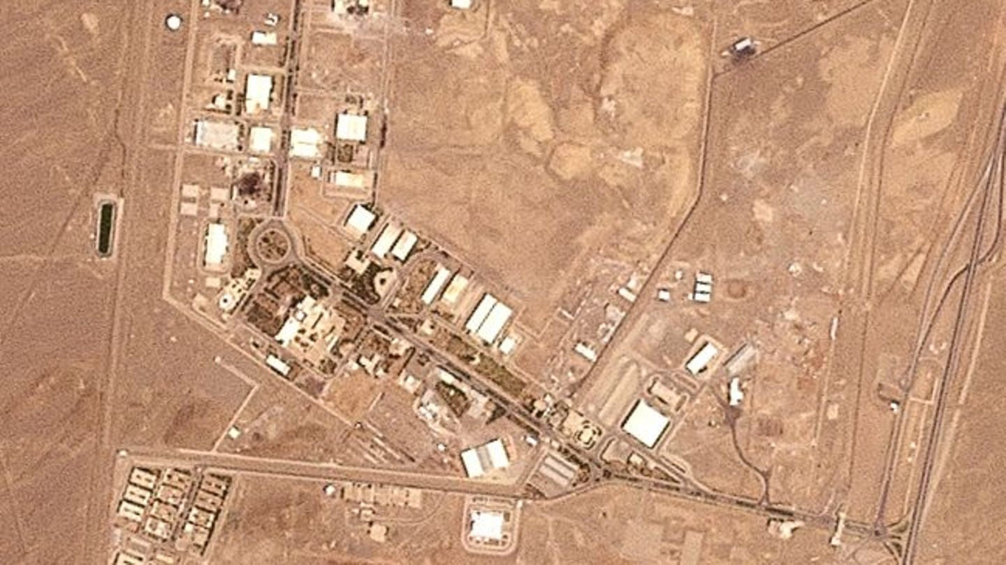 Ein Satellitenbild zeigt die Uran-Anreicherungsanlage Natans im Iran nach dem israelischen Angriff am 14. Juni 