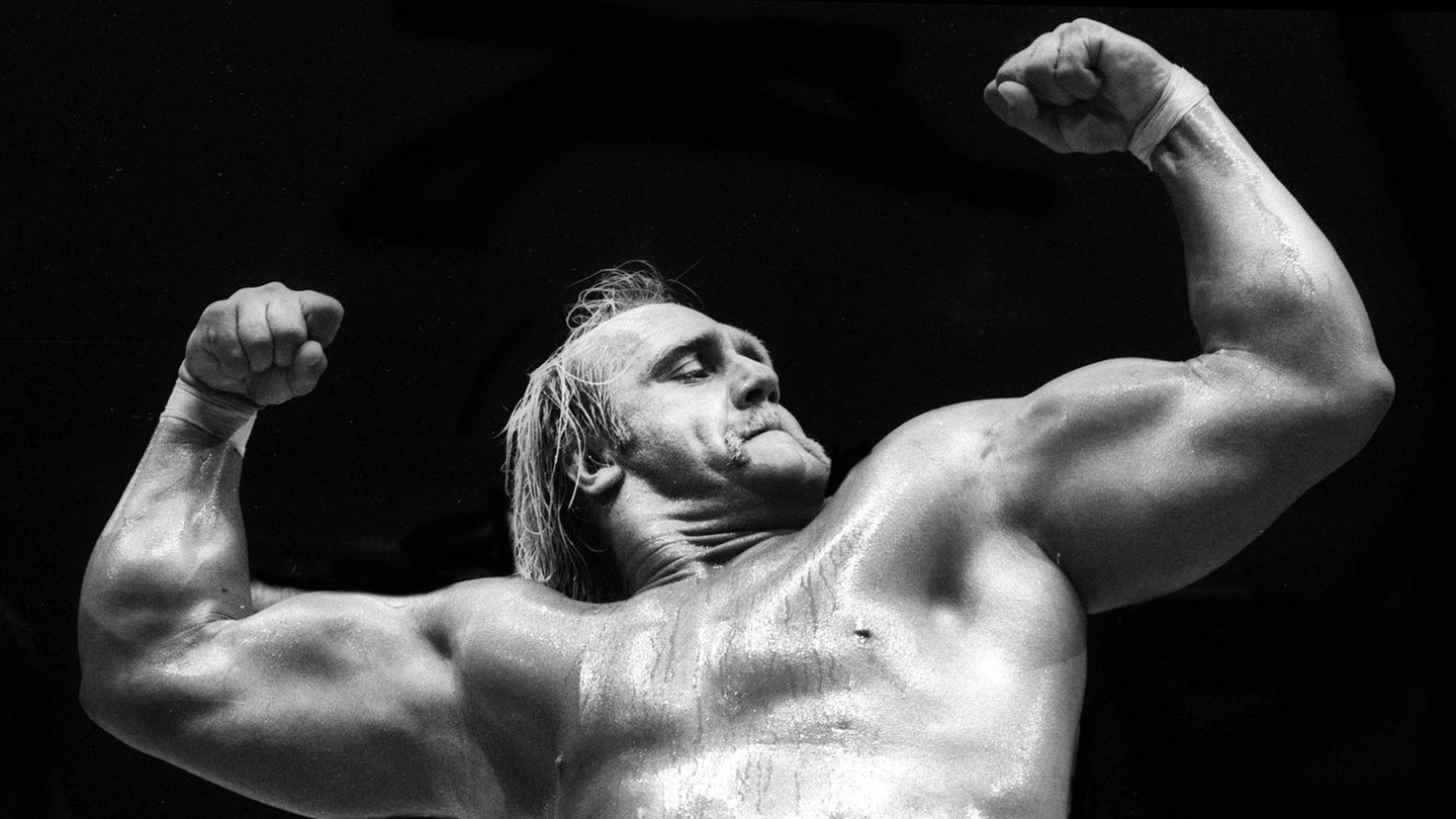 He was the first Adonis of the wrestling world Burned brown, wide as a closet, over two meters tall: In the 1980s, the WWF (now WWE) boss Vince McMahon Hulk Hogan made the first superstar of the wrestling world. Gone are the times of the cumbersome, suspect catcher. Hogan brings a new aesthetics to the industry. And set standards