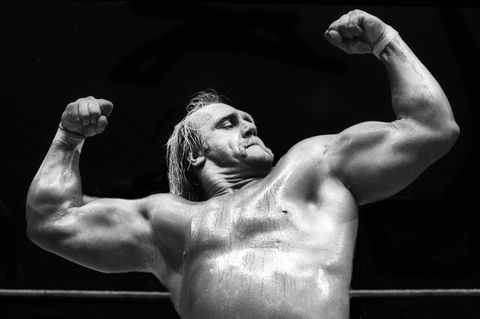 Braun gebrannt, breit wie ein Schrank, über zwei Meter groß: In den 1980er Jahren macht der WWF (heute WWE)-Boss Vince McMahon Hulk Hogan zum ersten Superstar der Wrestling-Welt. Vorbei sind die Zeiten der schwerfälligen, untersetzen Catcher. Hogan bringt eine neue Ästhetik in die Branche. Und setzt damit Maßstäbe