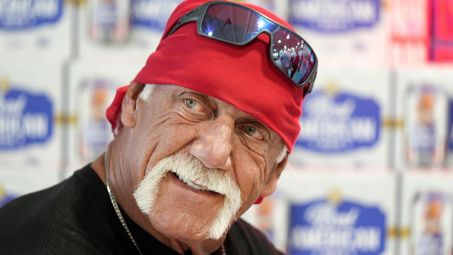 Der legendäre US-Profi-Wrestler starb am 24. Juli im Kreise seiner Familie in seinem Haus in Clearwater im US-Bundesstaat Florida. Hogan, mit bürgerlichem Namen Terrence "Terry" Gene Bollea, war in den 1980er-Jahren zum Aushängeschild der "World Wrestling Federation" (WWF), die heute als WWE bekannt ist, geworden. Sein Markenzeichen: der markante Schnauzer, Bandana auf dem Kopf und Sonnenbrille vor den Augen. Er wurde 71 Jahre alt