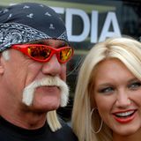 Blondierte Haare, Kopftuch, Fu-Manchu-Bart (ja, der heißt wirklich so) und gerne Sonnenbrille. Hulk Hogan macht seinen Stil zeitlos. Ob in den 1980er oder wie hier 2006 mit Tochter Brooke: Hogans Outfits sind sein Markenzeichen