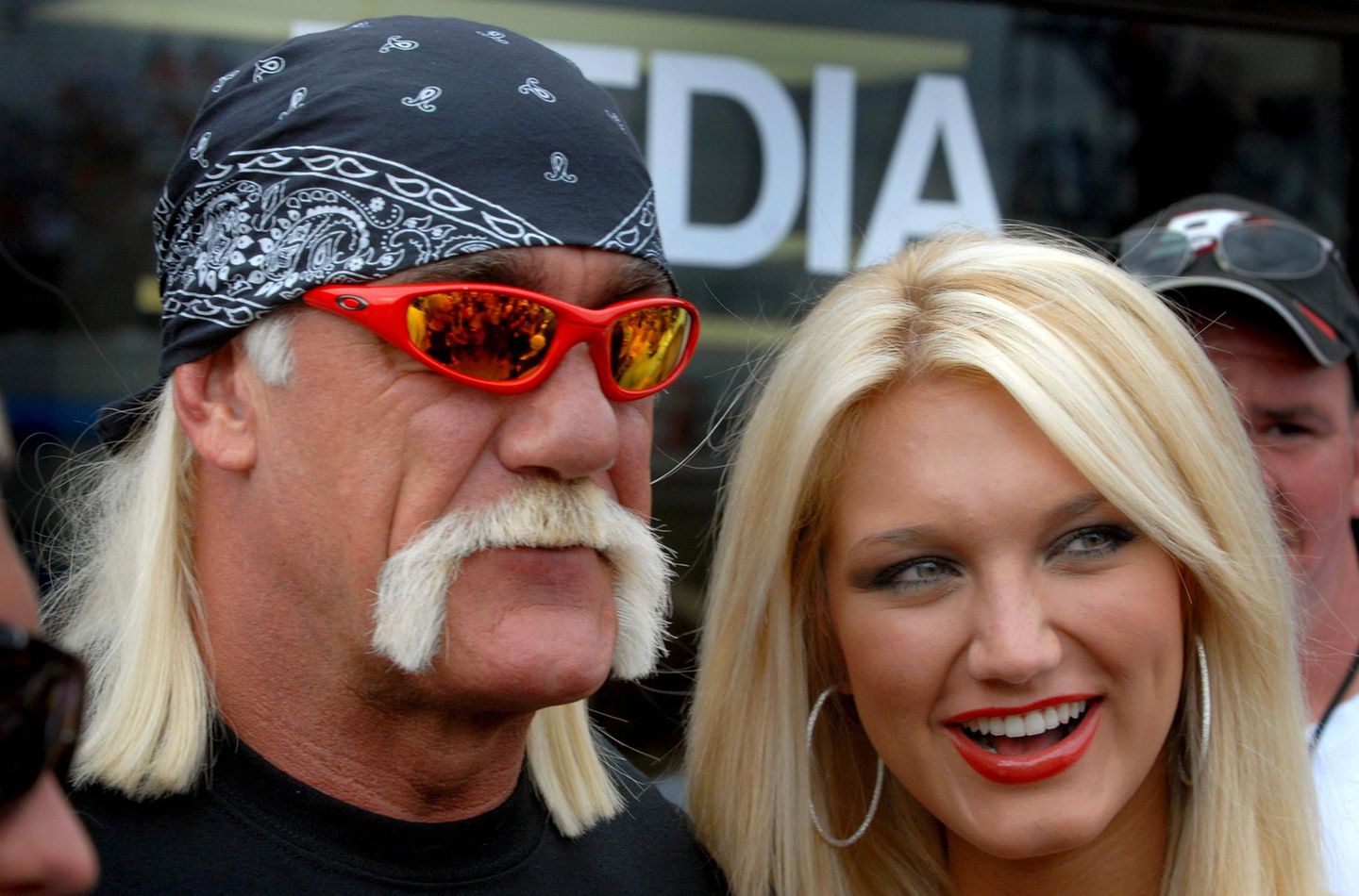 Seinem Stil blieb er sich immer treu Blondierte Haare, Kopftuch, Fu-Manchu-Bart (ja, der heißt wirklich so) und gerne Sonnenbrille. Hulk Hogan macht seinen Stil zeitlos. Ob in den 1980er oder wie hier 2006 mit Tochter Brooke: Hogans Outfits sind sein Markenzeichen
