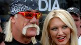 Blondierte Haare, Kopftuch, Fu-Manchu-Bart (ja, der heißt wirklich so) und gerne Sonnenbrille. Hulk Hogan macht seinen Stil zeitlos. Ob in den 1980er oder wie hier 2006 mit Tochter Brooke: Hogans Outfits sind sein Markenzeichen