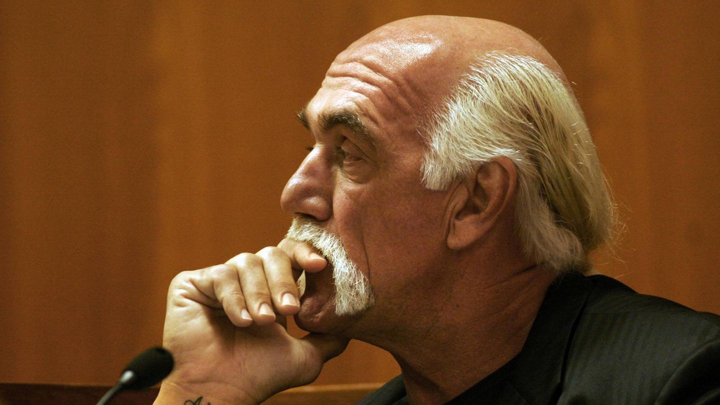 Im Ring eine Legende, im Privaten in den Schlagzeilen Nach seiner Karriere gerät Hogan wegen seines Privatlebens immer wieder in die Schlagzeilen. 2008 liefert er sich eine dreckige Scheidungs-Schlammschlacht mit seiner Ehefrau Linda. Im Gerichtssaal wirkt der sonst so überlebensgroße Hogan plötzlich wie ein Häufchen Elend