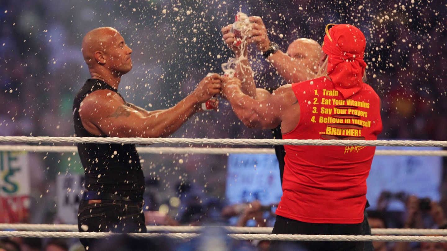 Mehr Wrestling-Nostalgie geht nicht Hogan war bei der ersten "Wrestlemania" dabei – und auch beim 30. Jubiläum. Auch wenn er selbst kein Match bestreitet, sondern nur mit den Legenden The Rock und Steve Austin ein Bierchen zischt. Die Fans flippen trotzdem aus