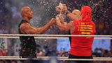 Hogan war bei der ersten "Wrestlemania" dabei – und auch beim 30. Jubiläum. Auch wenn er selbst kein Match bestreitet, sondern nur mit den Legenden The Rock und Steve Austin ein Bierchen zischt. Die Fans flippen trotzdem aus