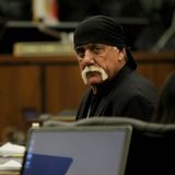 2016 sitzt Hogan einmal mehr im Gerichtssaal. Diesmal allerdings als Kläger. Eine Frau hatte ein Video von ihnen veröffentlicht, in dem die beiden Sex hatten. Hogan klagte. Ihm wurde eine Entschädigungszahlung von mehr als 30 Millionen Dollar zugesprochen. Seinem Ruf aber tat der Sextape-Prozess nicht gut