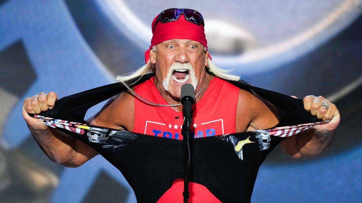 Endstation Trump Im Ring war er immer ein Held. Eine Ikone. Eine Legende. Politisch aber kommt Hulk Hogan immer mehr auf Abwege. 2015 wird er gar aus der WWE Hall of Fame geschmissen, nachdem ein Video öffentlich wird, in dem er rassistische Beleidigungen von sich gibt. Die meisten sind dennoch überrascht, als er 2024 plötzlich bei einer Wahlkampfveranstaltung von Donald Trump und JD Vance auf die Bühne kommt. In seinem typischen Hogan-Gimmick zerreißt er sein Shirt und feuert die Zuschauer an, Trump zu wählen