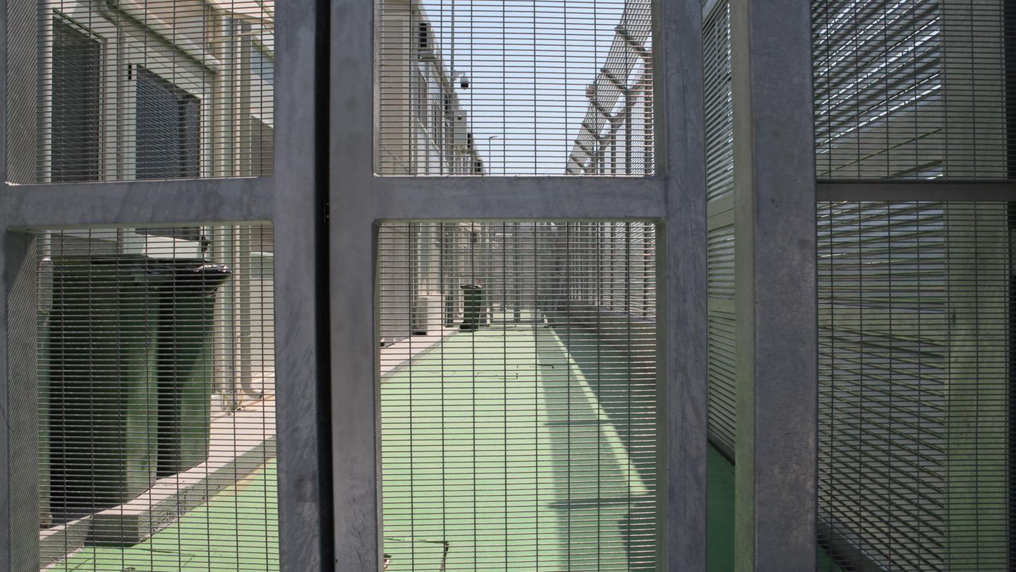 Deportation centers in Albania, according to the report, expensive and inefficient