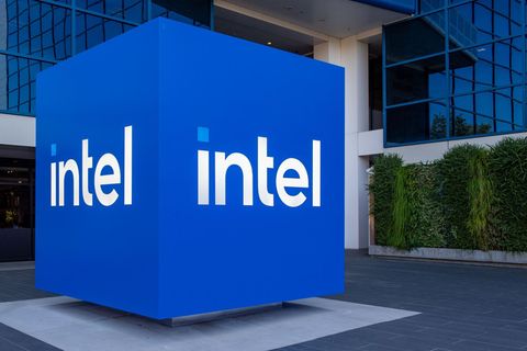 Das Logo von Intel ist am Hauptquartier des Chipkonzerns zu sehen