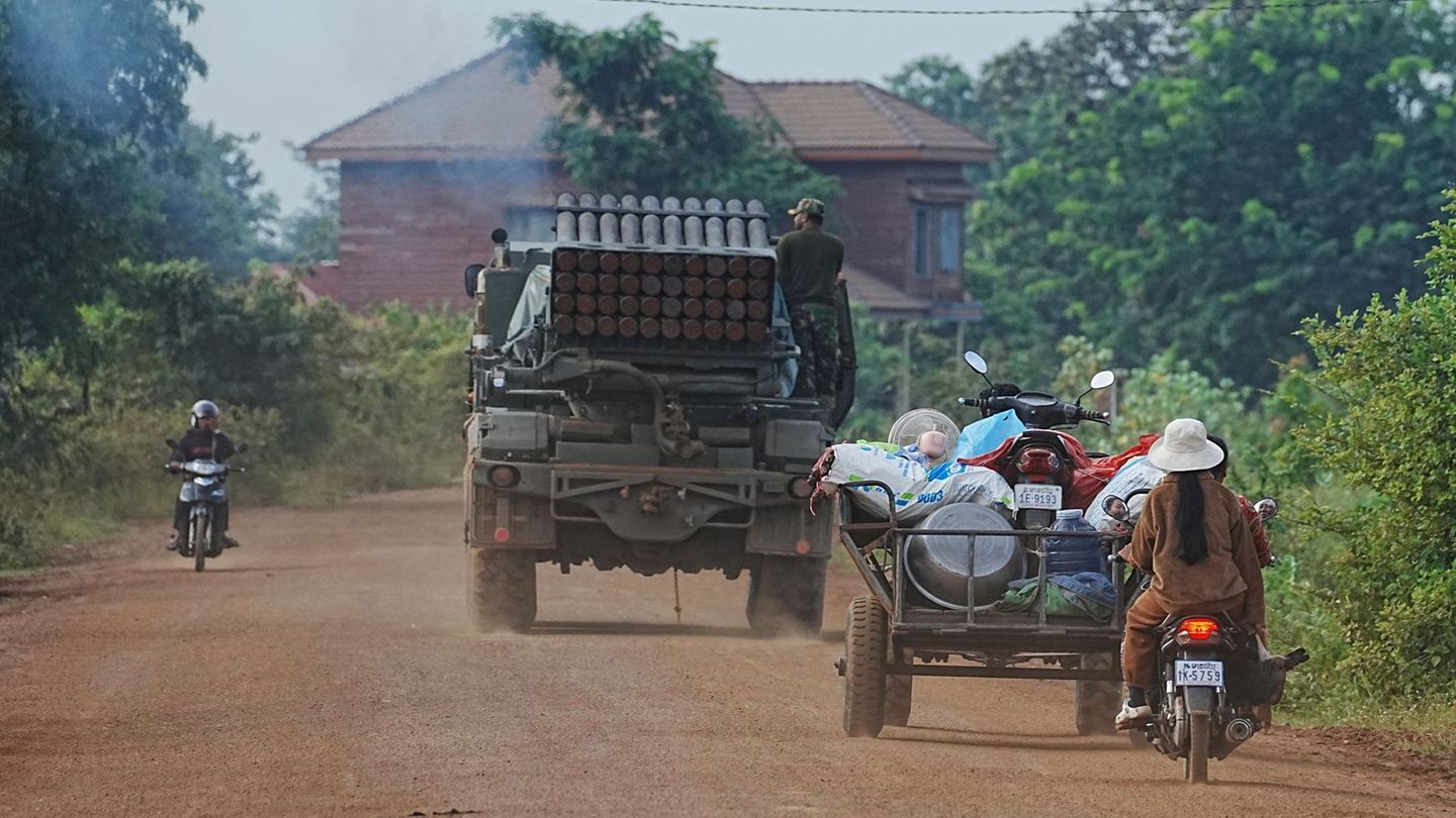 100,000 on the run: New fights at the border between Thailand and Cambodia
