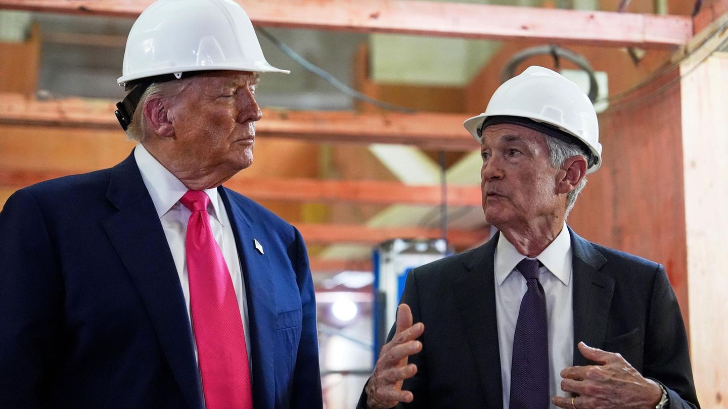 Donald Trump and Fed boss Jerome Powell Zanken Zanken in front of the camera