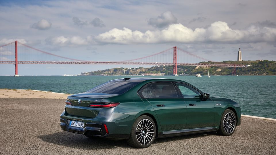 Ein grüner BMW parkt vor der Golden Gate Brücke.