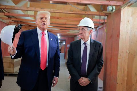Donald Trump und Jerome Powell beim Rundgang