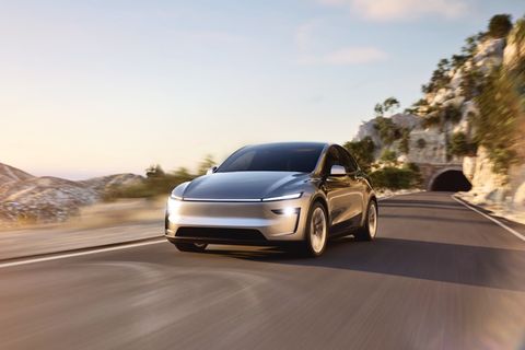 Ein Elektroauto fährt eine Straße entlang
