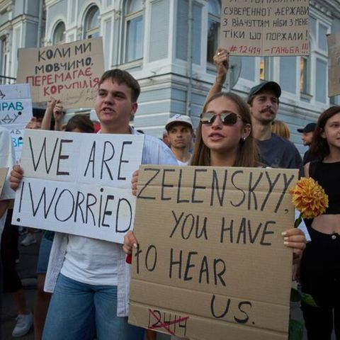 Junge Menschen protestieren mit Plakaten in dergegen das neue Korruptionsgesetz in der Ukraine