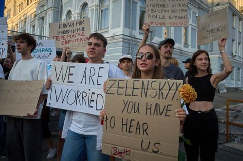 Junge Menschen protestieren mit Plakaten in dergegen das neue Korruptionsgesetz in der Ukraine