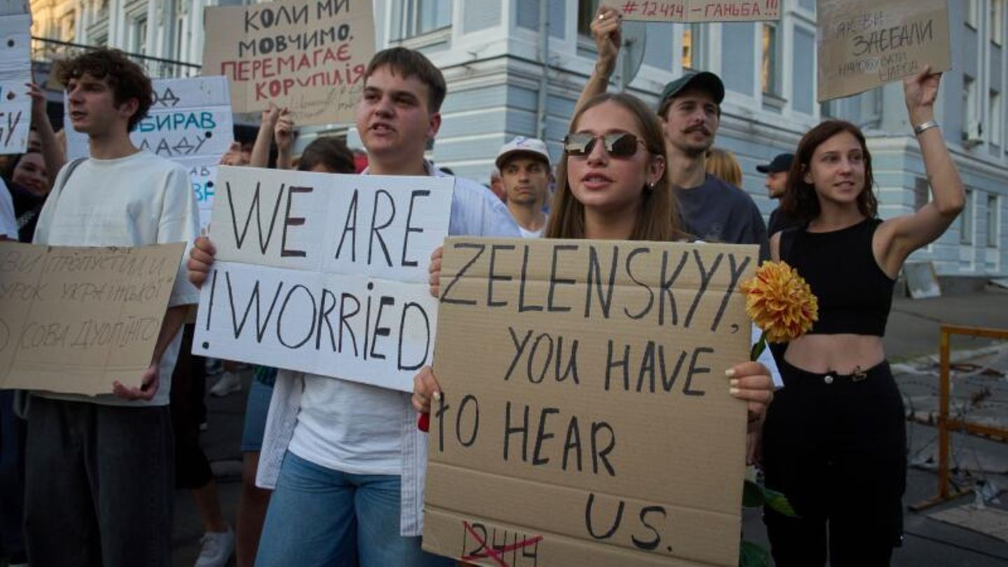 Junge Menschen protestieren mit Plakaten in dergegen das neue Korruptionsgesetz in der Ukraine