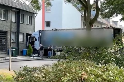Ein weißer LKW kracht frontal in eine Wohnhauswand.