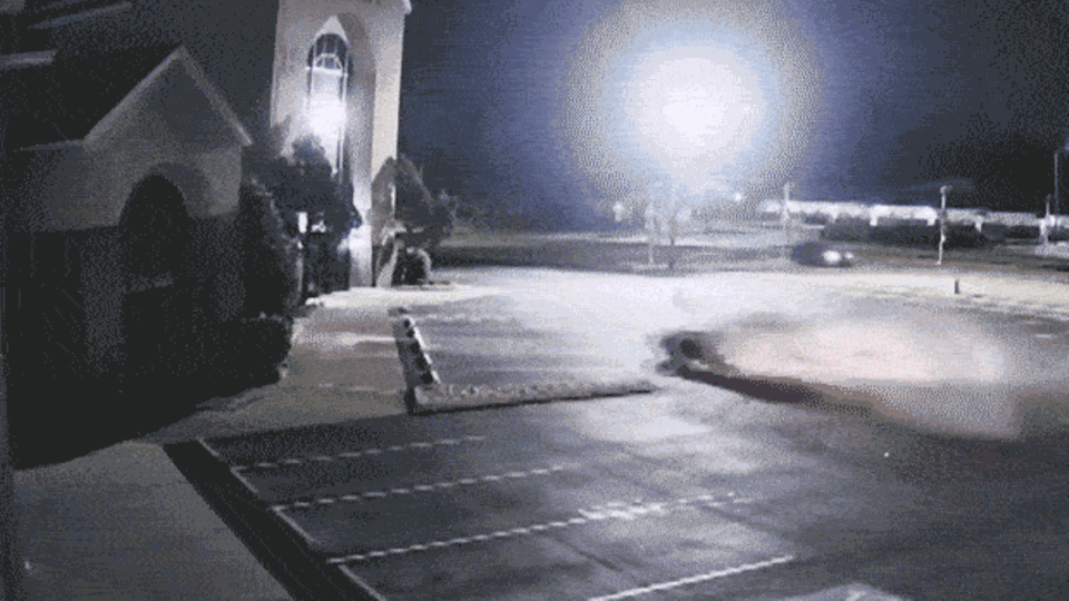 Auto rast bei Verfolgungsjagd mit sprühenden Funken in Kirche