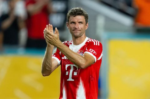 Thomas Müller applaudiert nach einem Spiel