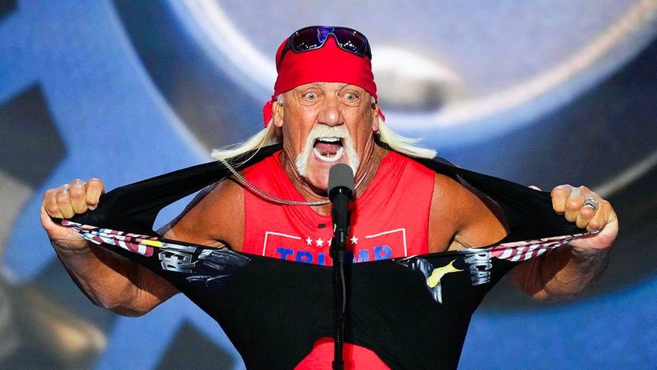 Hulk Hogan zerreißt sein Tshirt und brüllt in die Kamera