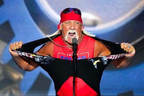 Hulk Hogan zerreißt sein Tshirt und brüllt in die Kamera