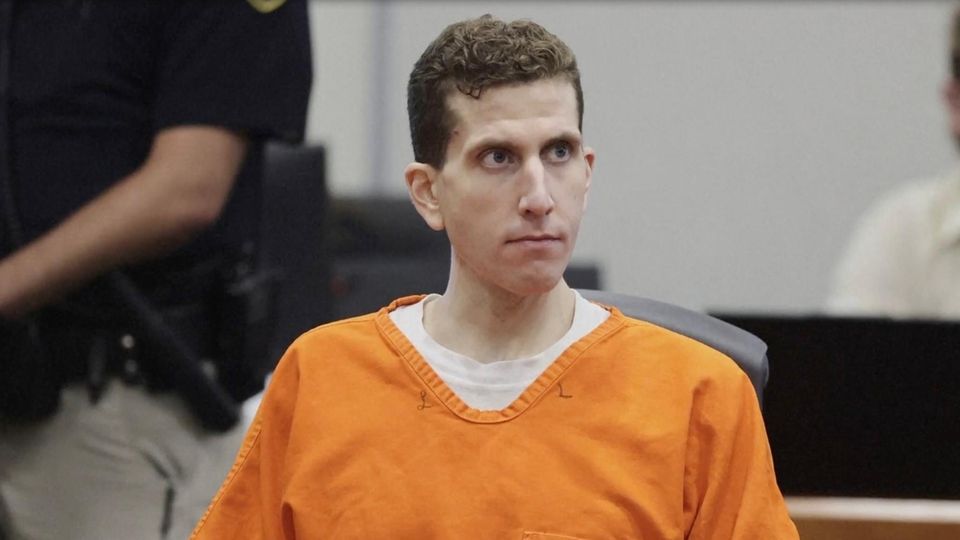 Bryan Kohberger im Gerichtssaal Bryan Kohberger, ein junger Mann mit braunen Haaren und bleichem Gesicht, sitzt in orange gekleidet im Gerichtssaal in Idaho.