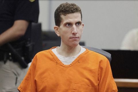 Bryan Kohberger, ein junger Mann mit braunen Haaren und bleichem Gesicht, sitzt in orange gekleidet im Gerichtssaal in Idaho.