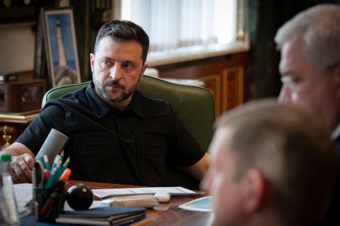 Wolodymyr Selenskyj bei einem Treffen mit seinen Ministern