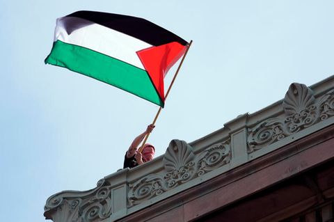 Ein protestierender Student schwenkt die Flagge Palästinas auf dem Campus der Columbia University