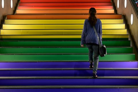 Treppe in Regenbogenfarben