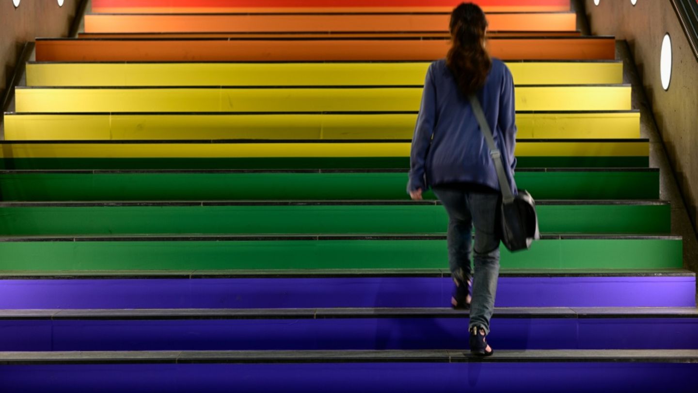 Treppe in Regenbogenfarben