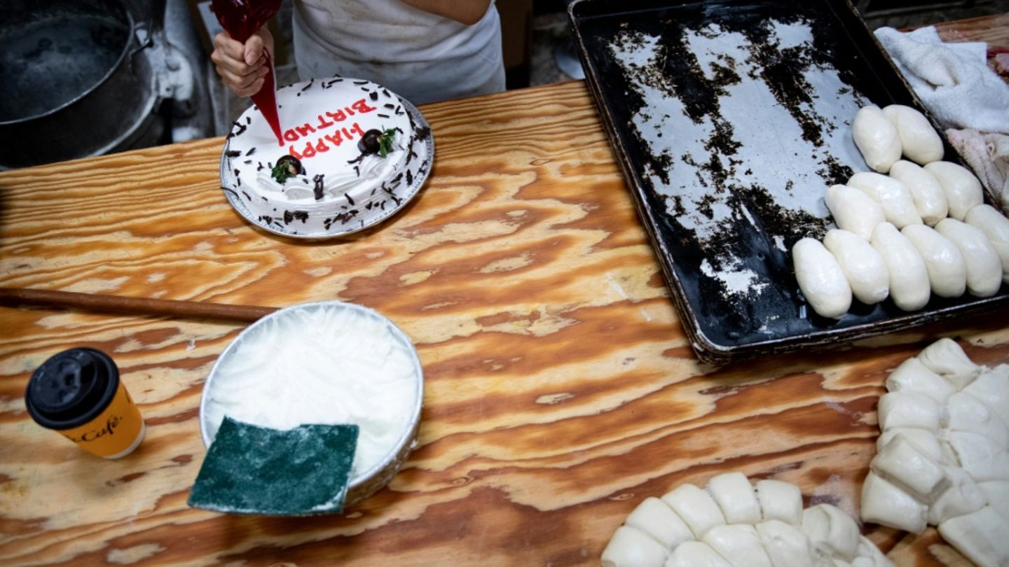 Bäckerin bereitet Geburtstagskuchen zu