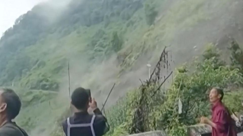 Massiver Erdrutsch bei Datang: Bewohner filmen Entstehung der Naturgewalt Bewohner filmen die Entstehung eines massiven Erdrutsches