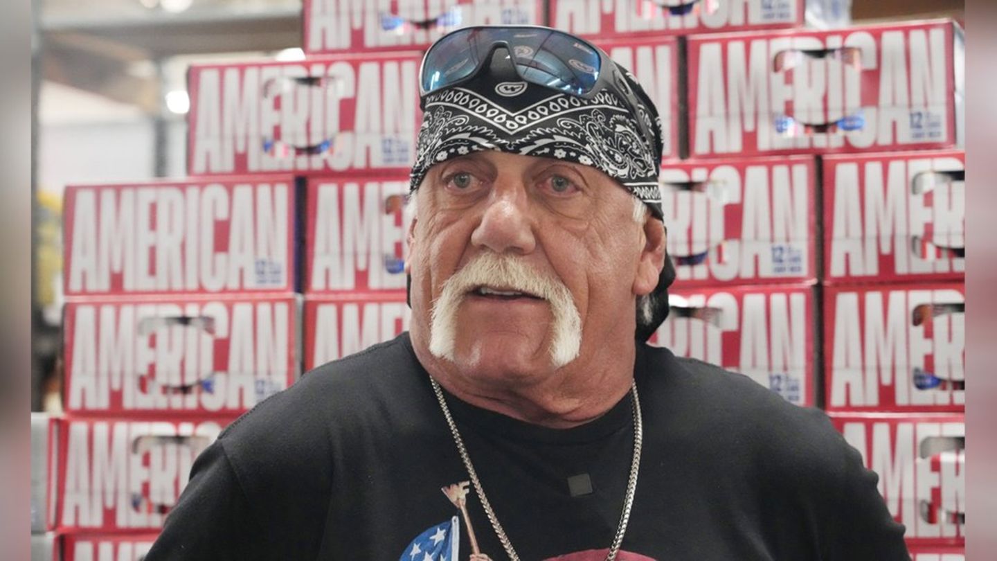 Hulk Hogan: First aiders fight for his life for 30 minutes