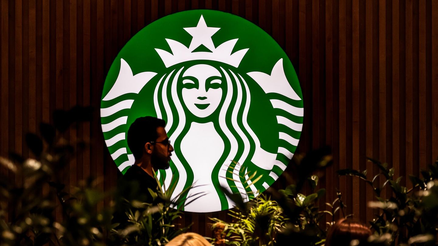 Starbucks boss deserves 6666 times as much as his employees