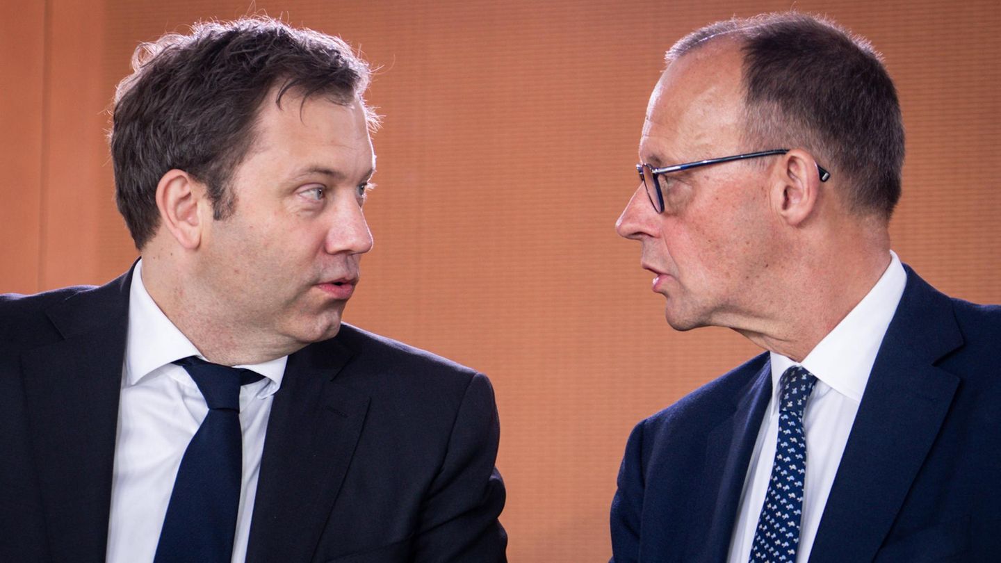 Bundesregierung: Wie Macrons Vorstoß die Koalition aufmischt Bundeskanzler Friedrich Merz unterhalt sich mit seinem Vize Lars Klingbeil