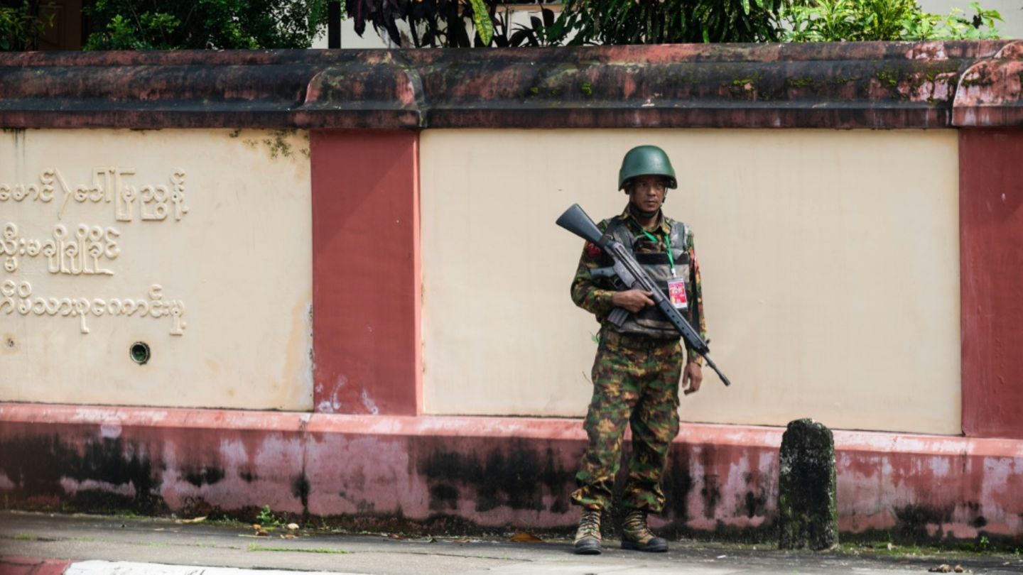 Ein Soldat der myanmarischen Armee