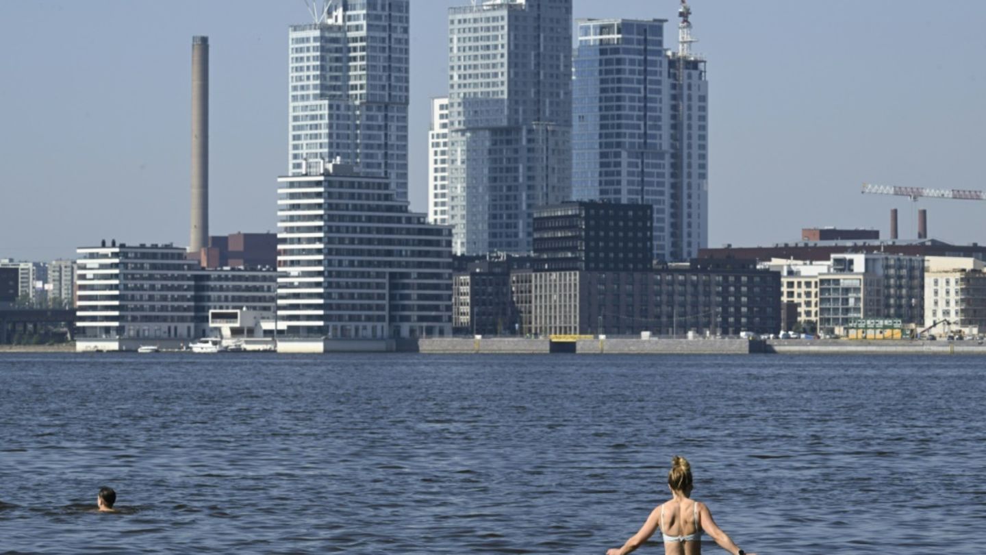 Baden am Kivinokka-Strand in Helsinki