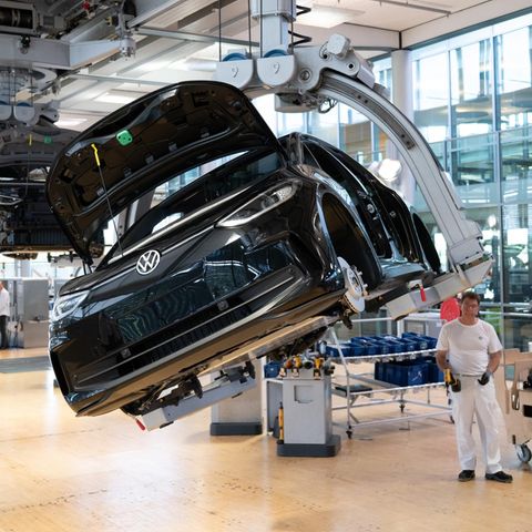 Ein Mitarbeiter von Volkswagen arbeitet an der Karosserie eines VW ID.3