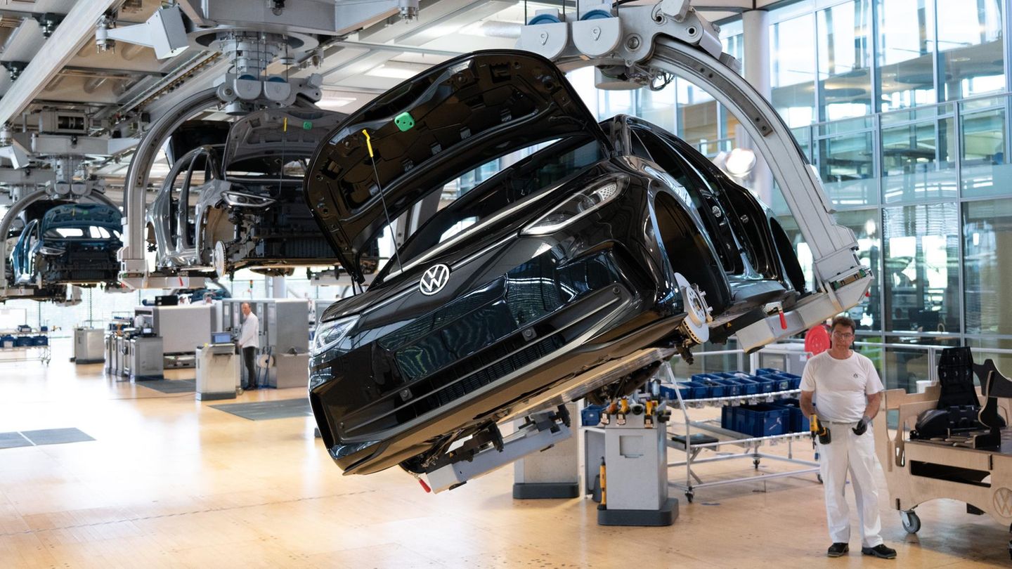 Ein Mitarbeiter von Volkswagen arbeitet an der Karosserie eines VW ID.3 Ein Mitarbeiter von Volkswagen arbeitet an der Karosserie eines VW ID.3