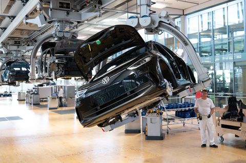 Ein Mitarbeiter von Volkswagen arbeitet an der Karosserie eines VW ID.3
