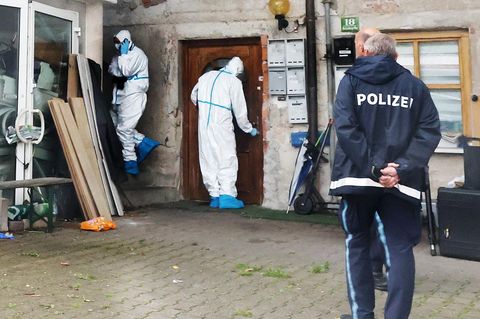 Die Spurensicherung ist an einem Mehrfamilienhaus in Zwiesel im Einsatz, wo die drei Leichen gefunden wurden