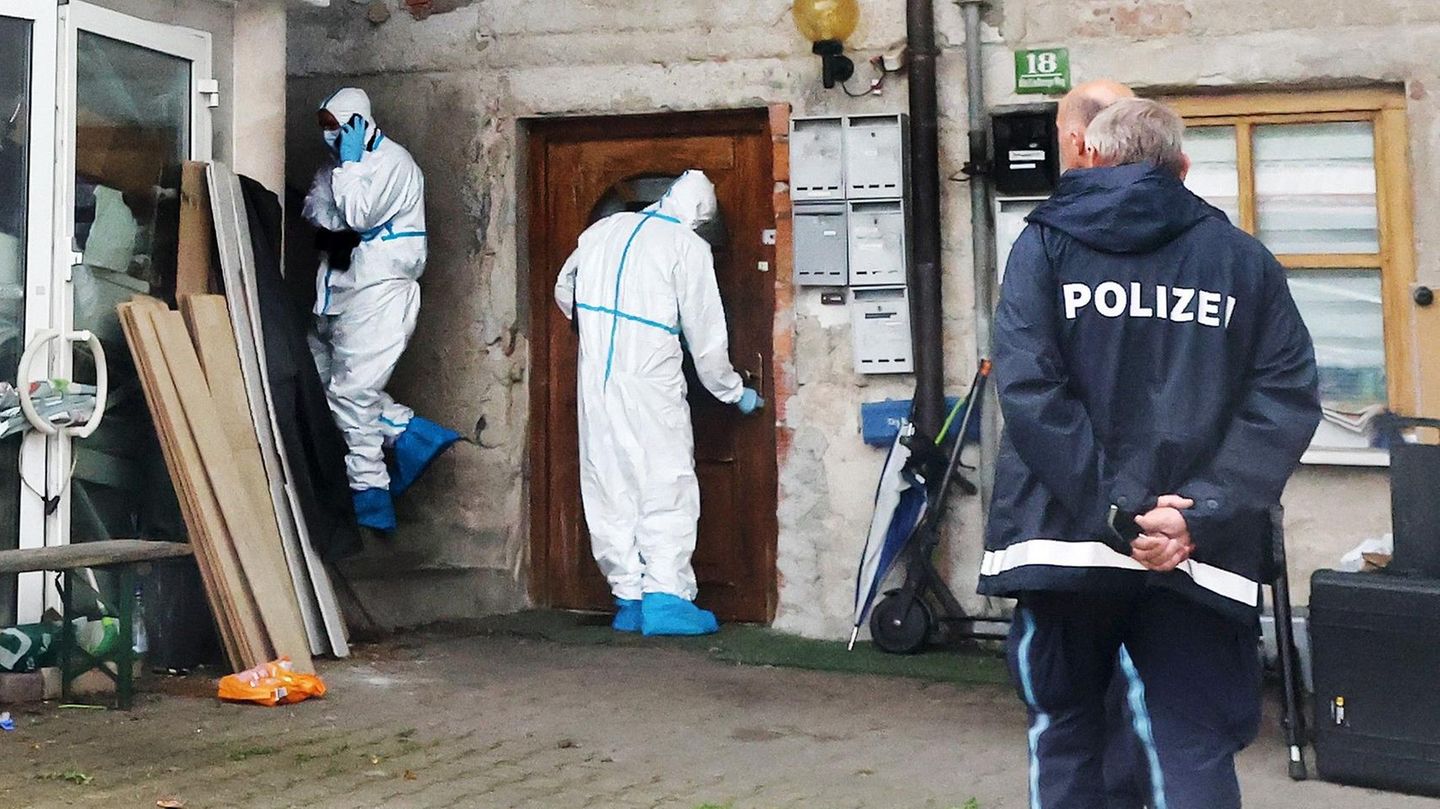 Die Spurensicherung ist an einem Mehrfamilienhaus in Zwiesel im Einsatz, wo die drei Leichen gefunden wurden