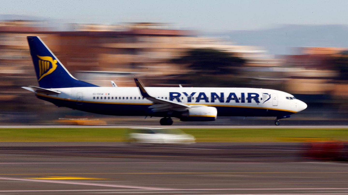 Ein Ryanair Flugzeug, die Fluggesellschaft hat ein Kaffee-Verbot eingeführt