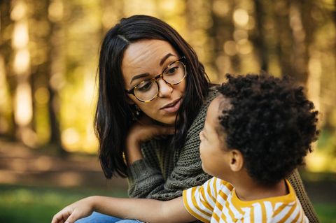 Kinder: Ein Junge spricht mit seiner Mutter