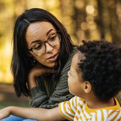 Kinder: Ein Junge spricht mit seiner Mutter
