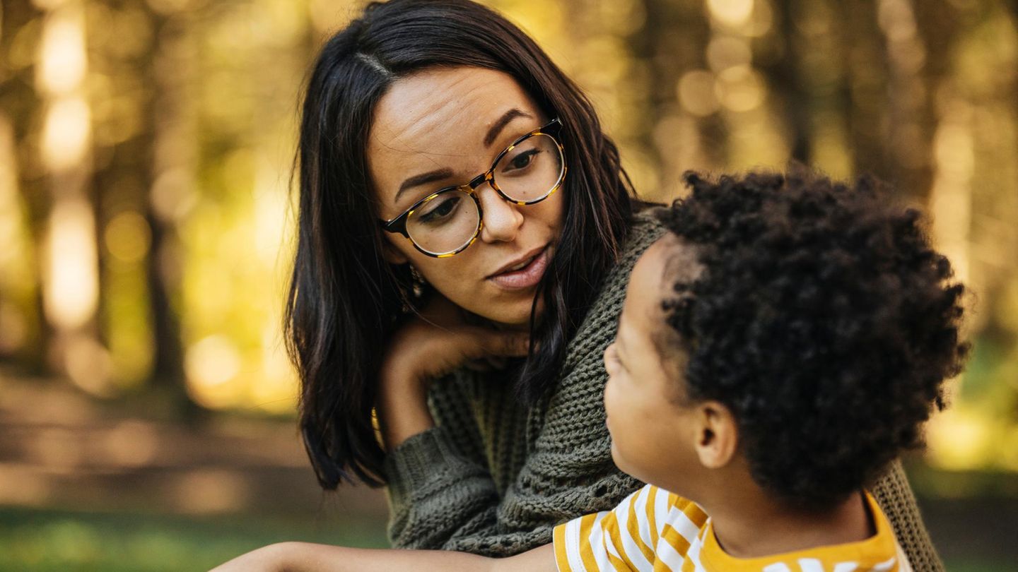 Kinder: Ein Junge spricht mit seiner Mutter