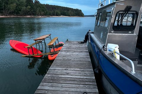Das Trio war auf einer Konstruktion aus Surfbrettern und einer Bierbank auf dem Brombachsee unterwegs